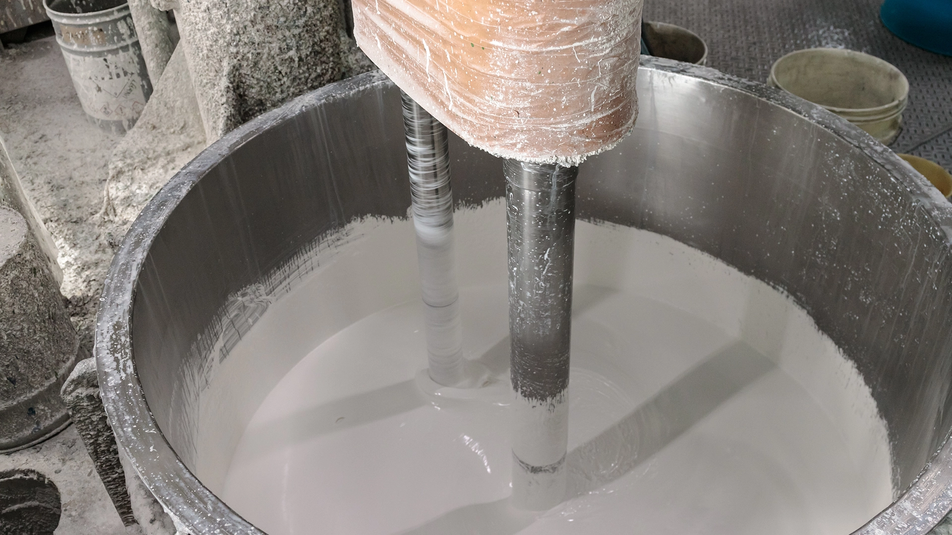 機械で塗料を撹拌する様子