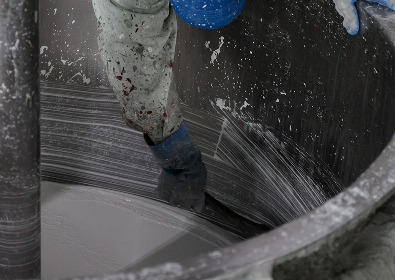 混合槽を掃除する職人