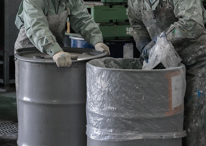 塗料を充填する職人