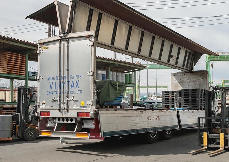 塗料を運搬するトラック
