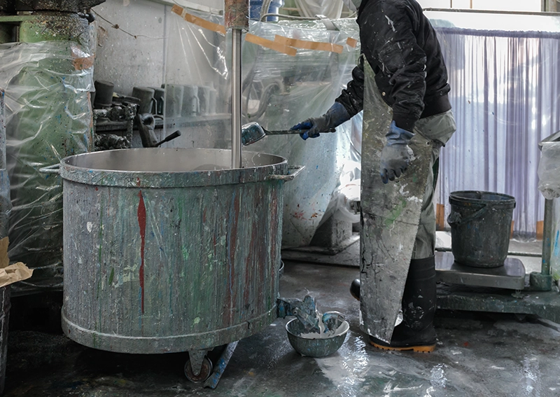 塗料製造中に微調整する職人