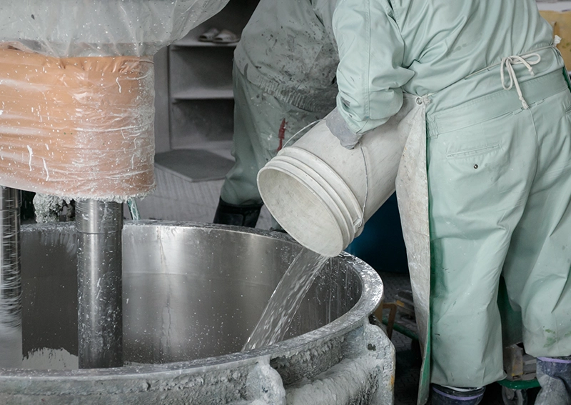 混合槽を洗浄する職人