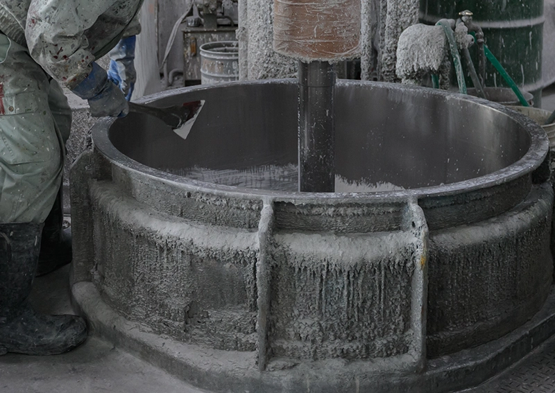 混合槽を洗浄する職人