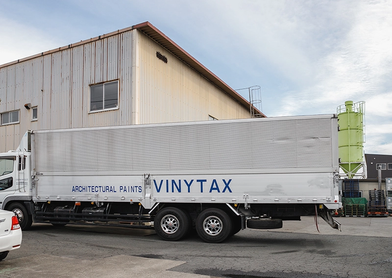 塗料を運搬するトラック