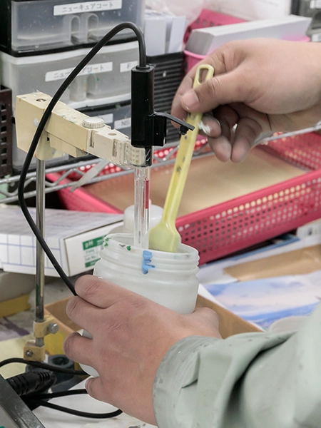 塗料の実験をする研究者の手元