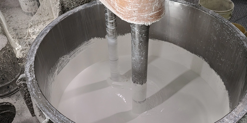 混合槽で塗料を撹拌する様子