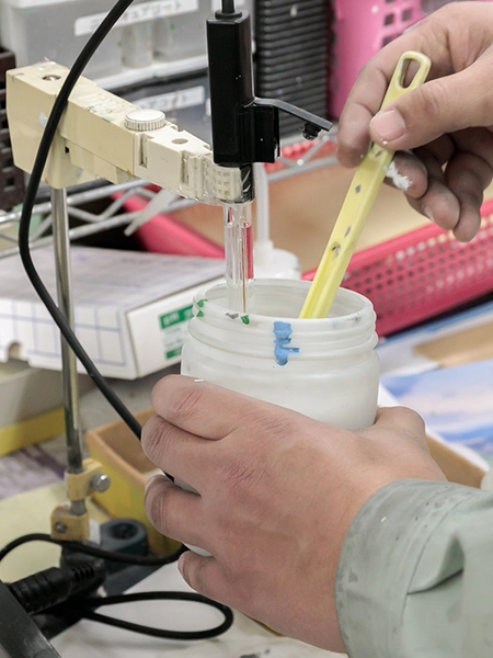 塗料の実験をする研究者の手元